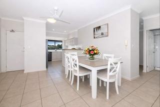 Modern West End Apartment in Townsville with Pool & Parking - 7