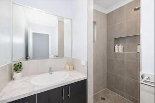 Golf Course Haven in Townsville - 3