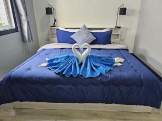 Beautiful Private New Villa 400m To Beach Sleeps 7 - 9