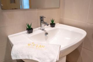 Luxurious 4 bedroom Beachfront BAK2 - 9