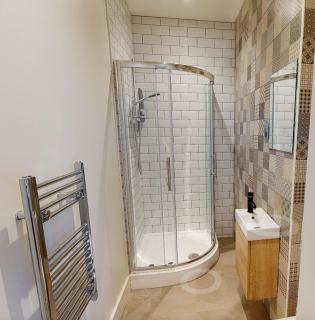 Modern En-suite Room - 3