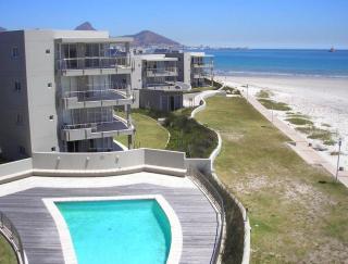 Lagoon Beach Apartment's front row - 9