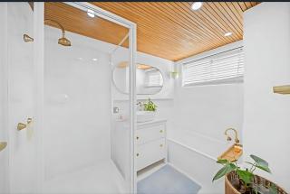 Beachside Elegant & Modern Apartment - 5