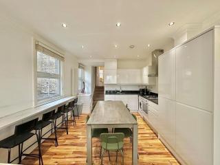 The tube station is just a 10-minute walk away - 9