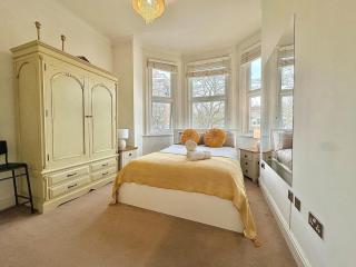 The tube station is just a 10-minute walk away - 4