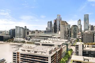 Modern Docklands 2B1B APT - City View, Pool, Gym, Free Parking - 6