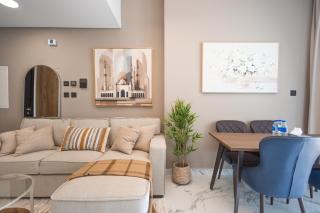 Walk to the Mall! Stylish 1 BR Retreat Maryah - 1