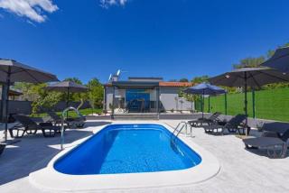 House with pool and a jacuzzi - 0