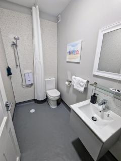 Portrush Harbour Apt Walk to Beach - Princess Red 1 - 3