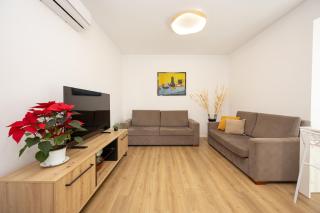 Mia's Place Corner - 6