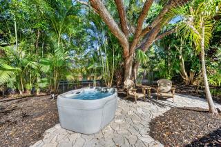 Coastal Cottage Escape Near Siesta Key Beach with Hot Tub - GRAND OPENING - 9