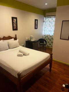 Golden Hideaway Inn - 6