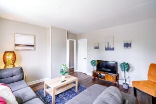 Jungle House Columbus Downtown Free Parking Sleeps 6 - Steps to Convention Center & Nationwide Arena - 1BR Short North Luxury Home - Over 5,800 Five Star Stays - Columbus - 2