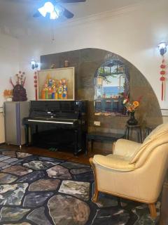 家庭房Family rooms for 4 to 5 people with a terrace are located near KSL Shopping Centre and Palaz Pelangi adjacent to the Johor-Singapore First Link The room is equipped with one 190cm king bed and two 120cm single beds Free pick up and drop off - 6