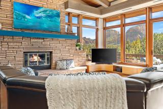 Hilltop Designer Villa, 3 Acres, Forever Views! - 1