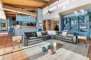 Hilltop Designer Villa, 3 Acres, Forever Views - 3