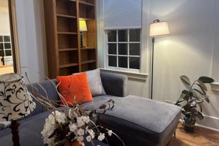 Warm and Cozy 2025 Build Victorian Gem on UT, Downtown with Free Parking - 2