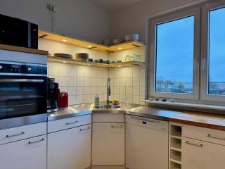 Spacious Cozy Loft for Work & Family- Near Lake - 7