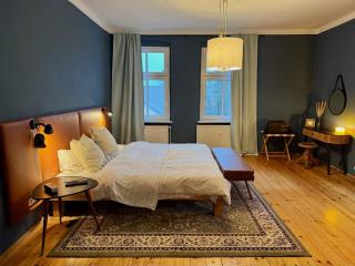 Spacious Cozy Loft for Work & Family- Near Lake - 6