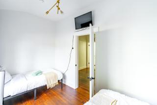 Jungle House Chillicothe Sleeps 12 Downtown Ohio Free Parking - Walk to Historic District - 3BR Luxury Home - Pet Friendly - King Beds - Over 5,800 Five Star Stays - 3