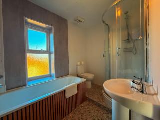 Perfect House for Group Getaways - Sleeps 14 - 4BR - 7