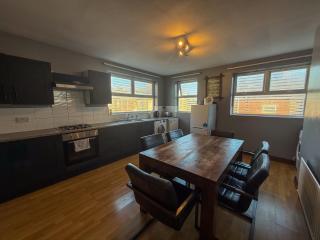 Perfect House for Group Getaways - Sleeps 14 - 4BR - 8