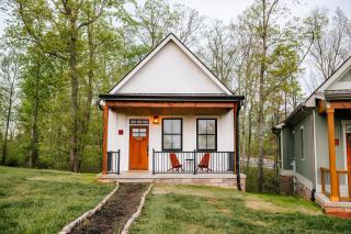 Chic 2BR Cabin D by MHM Luxury Properties - 6