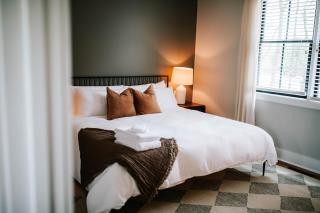 Chic 2BR Cabin D by MHM Luxury Properties - 8