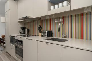 1BD next to Queen St - most ideal location - 4