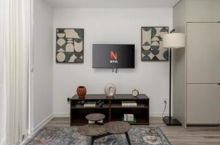 1BD next to Queen St - most ideal location - 3