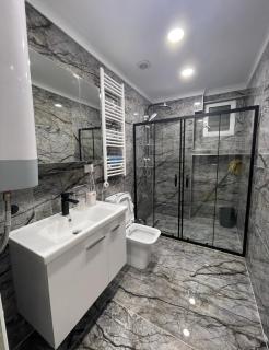 Deluxe Apartment In City Center - 8