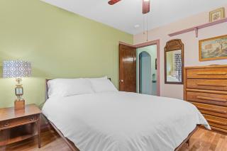 Vintage 3BR Near Airport & Downtown - 4