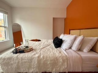 Jungle House Columbus Short North Downtown Free Parking - Near Convention Center & Nationwide Arena - 4BR Luxury Home - Sleeps 12 - Over 5,800 Five Star Stays - 2