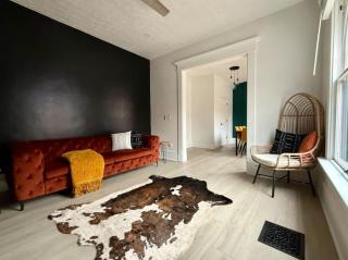 Jungle House Columbus Short North Downtown Free Parking - Near Convention Center & Nationwide Arena - 4BR Luxury Home - Sleeps 12 - Over 5,800 Five Star Stays - 5