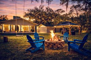 10 min to Springs Hot Tub Game Room Private Yard EV - 0