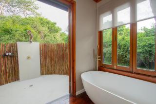 The Cabin Luxury Safari Villa, Private Pool, Hot tub, Outdoor Shower, Giraffe Tower, Free Standing Bath, Private Game Reserve, Romantic Getaway, Ultimate Bush Luxury - 5