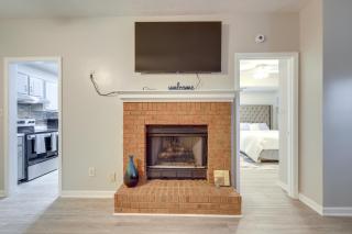 Artistic Escape in Fayetteville! Cozy Couples Apt - 4