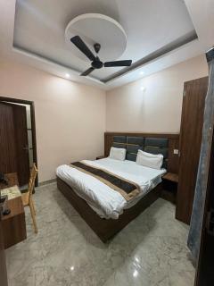 Hotel PARAS In NEAR GOLDEN TEMPLE - 4