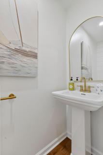 The Ugly Dolphin a Stylish Home for 12 - 1