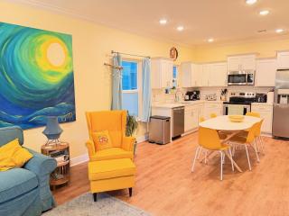 Walk Downtown, Private Parking, Short Drive to Beach & NAS - 2