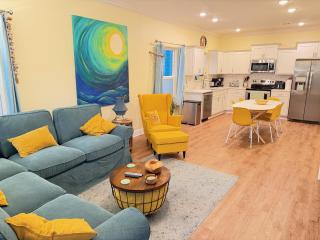 Walk Downtown, Private Parking, Short Drive to Beach & NAS - 4