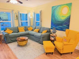 Walk Downtown, Private Parking, Short Drive to Beach & NAS - 8