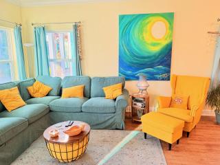 Walk Downtown, Private Parking, Short Drive to Beach & NAS - 6