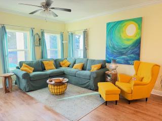 Walk Downtown, Private Parking, Short Drive to Beach & NAS - 5