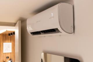 Skyline View, Private Jacuzzi, AC and King Bed - 2