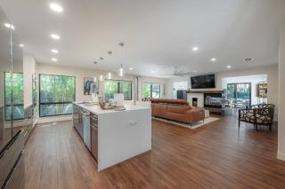 5* Luxe Getaway | Heated Pool & Outdoor Fireplace - 5