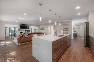 5* Luxe Getaway | Heated Pool & Outdoor Fireplace - 3