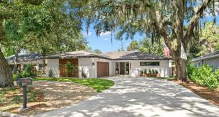 5* Luxe Getaway | Heated Pool & Outdoor Fireplace - 8