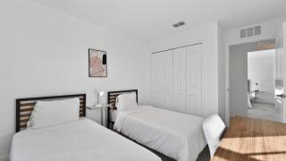 Sunny Escape Fresh, Modern Townhome Near Beaches - 2