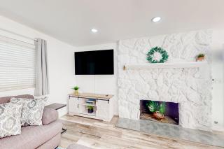 Dog-Friendly Home Saltwater Pool, Fire Pit, Games - 2